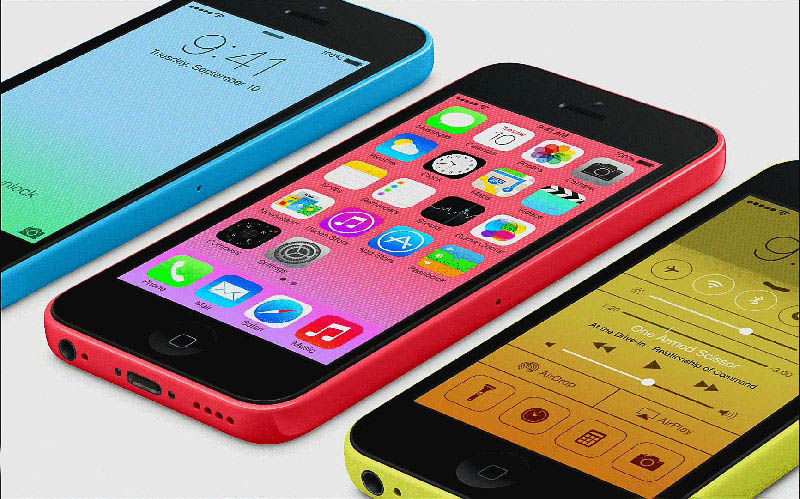 ƻ����2013��һ���������磬�Ƴ������ͬ��ζ��iPhone���߶˵�iPhone 5S�ʹ����Ѿõ���ν�����۰桱iPhone 5C��ǰ�߱�����ȥ����͵Ĺ�ҵ��ƣ������������Ľ����ɫ�汾��iPhone 5S�����������ֻ����ܷ�����64λA7���������Լ�һ����ΪTouch ID��ָ��ɨ�������������۵����ϡ�iPhone 5C��5�ֲ�ͬ����ɫ�ɹ�ѡ�����������99��Ԫ����iPhone 5S����100��Ԫ�������г�Ԥ����һ��iPhone���������ܲ������꣬��ƻ����һ�γ������ϣ�iPhone 5S��iPhone 5C����ǰ���켴�۳�900��̨�������ָ��������һ���µļ�¼��