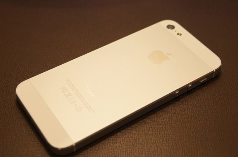 苹果在2013年一改往日作风,推出了两款不同口味的iPhone:高端的iPhone 5S和传闻已久的所谓“廉价版”iPhone 5C。前者保留了去年机型的工业设计,但新增了香槟金的配色版本。iPhone 5S还搭载了让手机性能翻番的64位A7处理器,以及一个名为Touch ID的指纹扫描器。“不掉价的塑料”iPhone 5C有5种不同的配色可供选择,它的起价是99美元,比iPhone 5S便宜100美元。尽管市场预期新一代iPhone的销量可能不及往年,但苹果再一次出人意料,iPhone 5S和iPhone 5C上市前三天即售出900万台——库克指出,这是一个新的纪录。