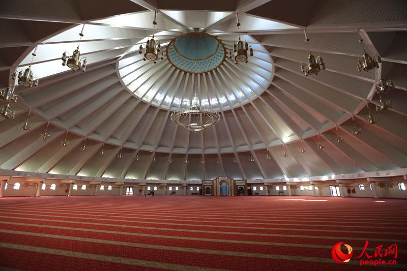 清真寺内部结构酷似哈萨克族毡房 赵亚辉 摄