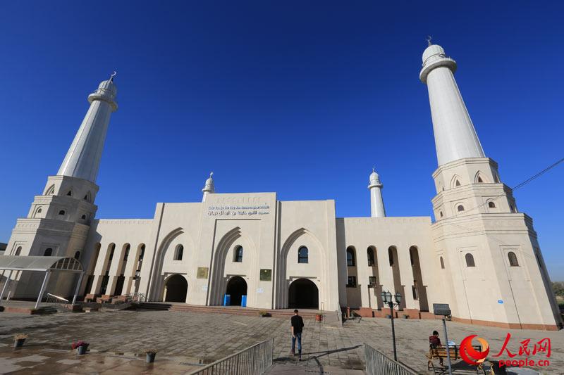 “州中心清真寺”是奇姆肯特市最大清真寺 赵亚辉 摄