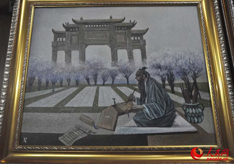 这幅画描绘的是孔子的形象。他认为，孔子是中国伟大的思想家。他身后的每一条道路都是孔子思想的延伸。人们应该走过这些道路，走过庙门，达到孔子思想的更高境界。（摄影 人民网李政杰）