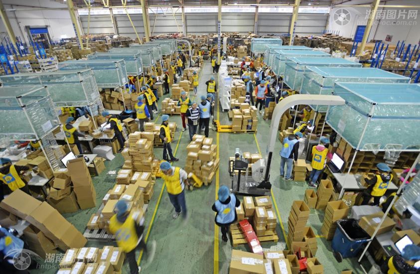 11月11日下午，長沙市望城區御泥坊長沙配送中心，工人們正在分揀快件。