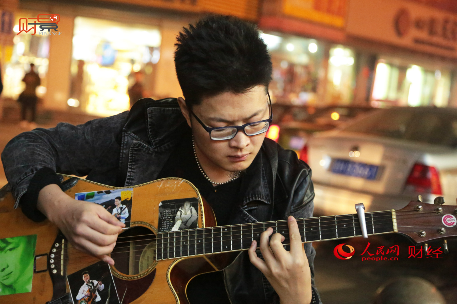 《财景》:实拍北京簋街流浪歌手的一天 日收入过千--财经--人民网