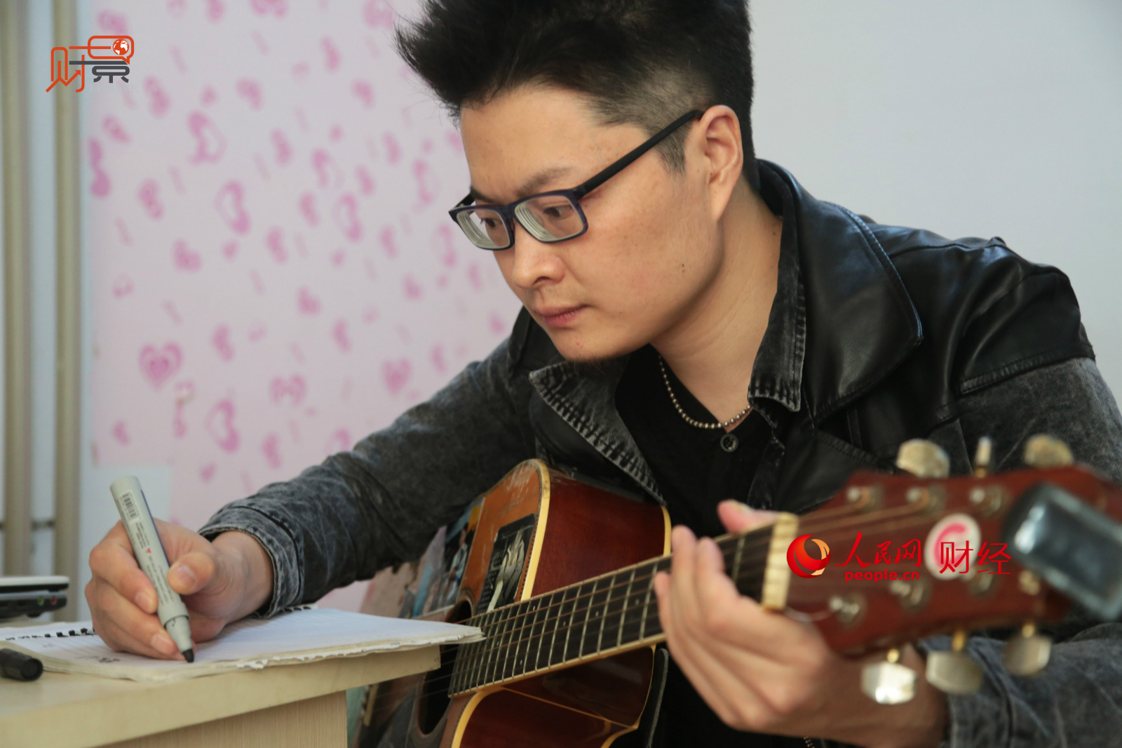 《财景》:实拍北京簋街流浪歌手的一天 日收入