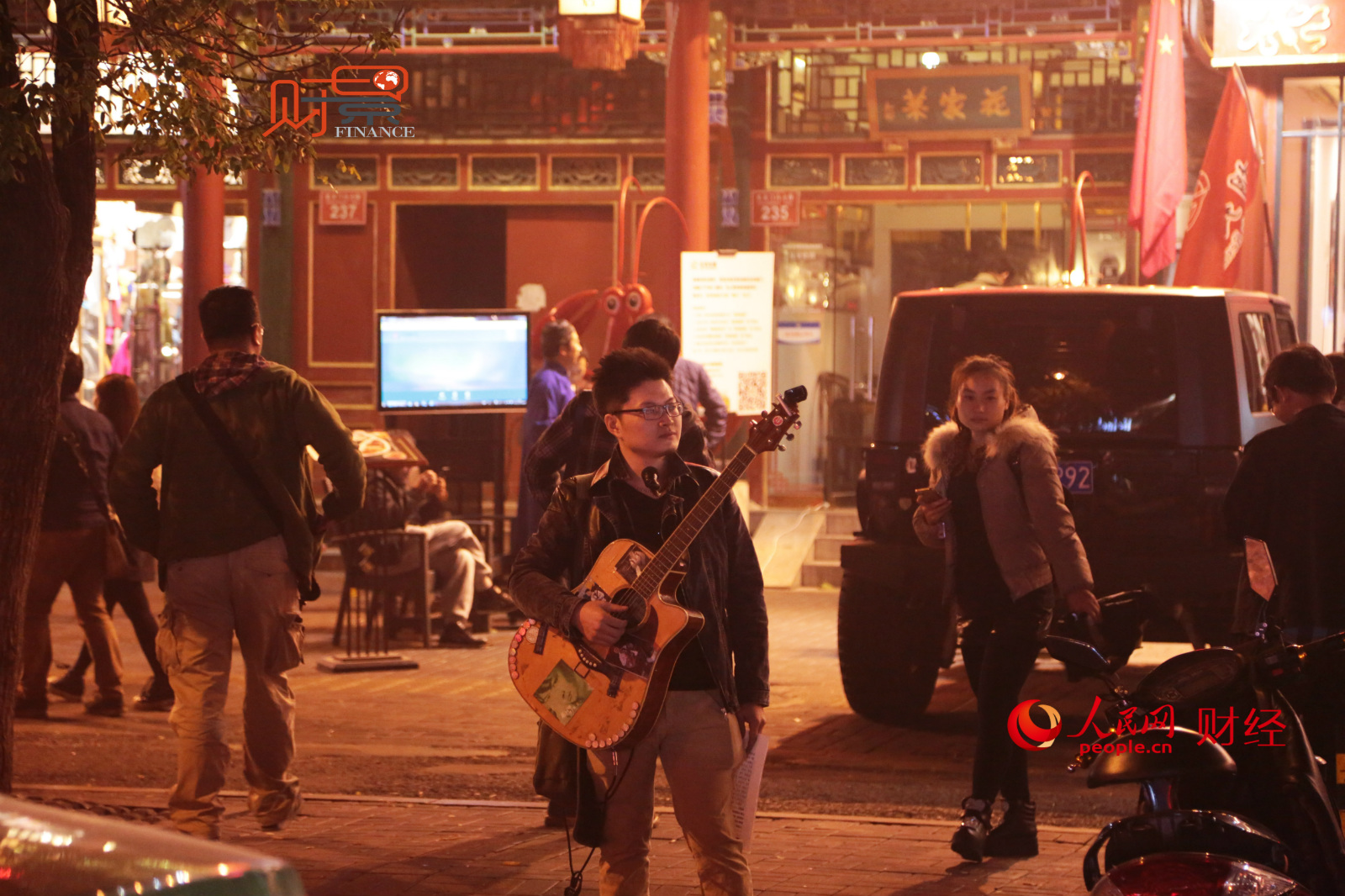 北京簋街流浪歌手的一天