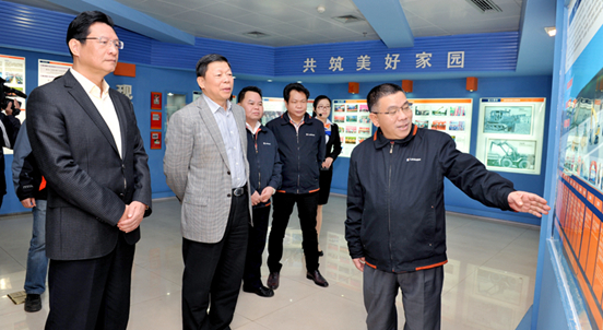 广西自治区党委常委温卡华参观柳工公司文化展厅