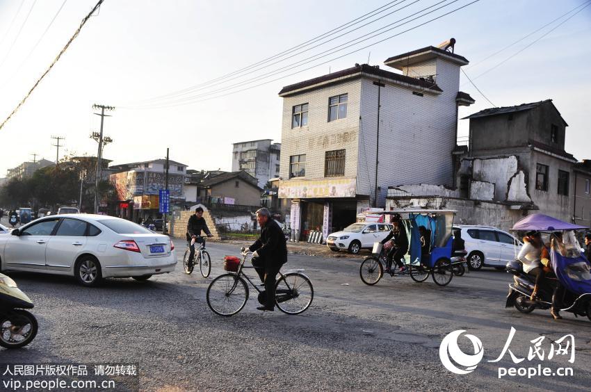 1��10�գ����ˡ������ӻ�ɽ����Ϫ��԰·63�ţ� ������ǰ·����