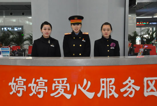 太原南站“婷婷愛心服務區”是以鐵路總公司“火車頭”獎章獲得者蒲婷婷的名字命名。主要針對老、幼、病、殘、孕等重點旅客，提供進站引導、上車引導、出站引導、專區候車、特需應急服務。（白鴻濱攝）