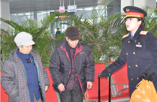 中午12點30分，太原開往西安北的列車開始檢票進站，蒲婷婷來到兩位老人身邊，一邊提醒他們該上車了，一邊幫他們拿行李。