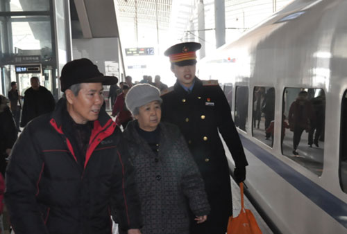 兩位老人檢票后，蒲婷婷將他們帶到車廂門前，一邊叮囑慢點，一邊扶著老人上車。