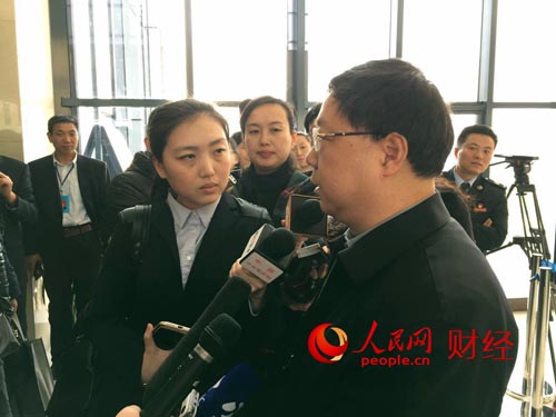 國土資源部不動產登記局局長王廣華現場接受記者採訪。
