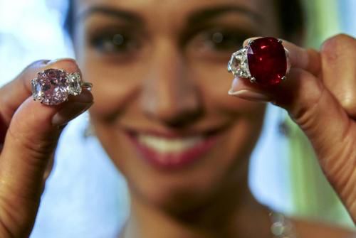 一颗25克拉鸽血红宝石 卖了3098万美元