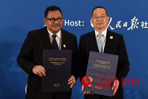 人民日报社社长杨振武与印尼安塔拉通讯社总裁塞弗・哈迪签署备忘录
