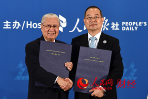 人民日报社社长杨振武与菲律宾《马尼拉时报》名誉主席丹特・昂签署备忘录