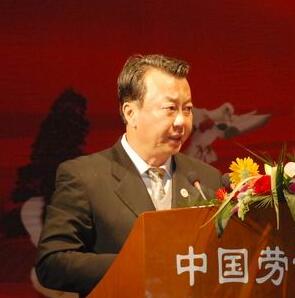 中国劳动关系学院原党委书记颜辉委员:设立职工安置保障基金
“特别是那些多年来生产生活已联为一体的,如钢铁、煤炭、矿山等大型企业,职工动辄数万数十万,许多问题盘根错节,需要政府给予必要的帮扶”,颜辉说。为此,颜辉建议设立“关闭破产企业职工生活保障基金”。他认为,现有的失业保险和城镇最低生活保障体系,应对相关企业破产清算、关闭退出、兼并重组则力不从心。应当给予这些职工更多关心和帮助。