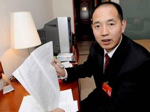张全代表:绿色发展彻底改变经济和生活
“十三五”规划将进一步提高绿色指标在全部指标中的权重,推动形成绿色发展方式和生活方式。“绿色发展是‘十三五’最大的亮点之一。老百姓会发现,绿色发展将彻底改变未来五年的经济和生活。”张全代表说。