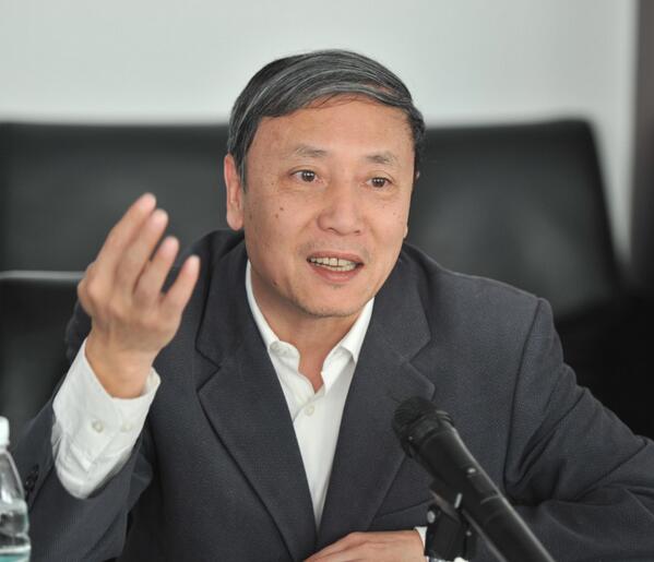 中国社会科学院副院长蔡昉代表:树立五大理念
蔡昉认为,经济增速放缓是我国现在的发展阶段决定的,但是应尽量保持平稳,因此适度运用宏观经济政策来稳增长是有意义的,“但这么做也要有限度,一是在加大投资力度时,要重点瞄准百姓真正急需的基础设施、扶贫脱贫等短板,适度扩大财政赤字也要用在减税、减负、降低企业成本上;二是稳增长的目的在于为改革创造良好的环境。”