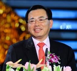TCL董事长李东生:国企民企外企经营都很困难
“坏消息是企业经营很艰难;好消息是无论国企、民企还是外企都很难,谁能多进一步,谁就能把握机遇”,全国人大代表、TCL集团董事长李东生5日下午在十二届全国人大四次会议广东代表团全体会议发言时开起了“玩笑”。