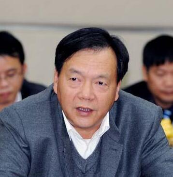 湖北能源集团董事长肖宏江委员:以有效“管”促积极“放”
肖宏江认为,简政放权,既要积极主动放掉该放的权,又要认真负责管好该管的事,以更有效的“管”促进更积极的“放”,使政府职能转变显现成效。“政府应该进一步加快公布权力清单、责任清单、负面清单,加强完善和创新宏观调控,为市场经济保驾护航。”肖宏江说。