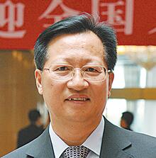 陈立国代表:我国炼油产能过剩高达2亿吨
他介绍说,我国炼油产能已经过剩,2000年到2013年国内炼油能力、加工量年均增量分别是7.5%和6.9%,能力超过加工量,2015年炼油能力已经达到7.74亿吨,炼厂的平均开工只有68.5%,比国际水平低14.8%,产能过剩已经高达2亿吨。而且当前和未来一段时期,国际原油价格将在低位徘徊,炼油环节效益较好,投资炼油冲动开始攀升。国家调控如果不及时不到位,国内炼油能力将严重过剩,届时再进行去产能,将会带来更大的损失,甚至引发社会问题,建议现在就严格调控炼油产能,调整一批新建炼油项目建设节奏,并在“十三五”规划中有所体现。