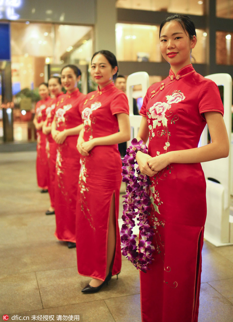 迎賓禮儀貌美如花，一襲中國紅旗袍將東方女性的身材優勢勾勒無遺，夜色下美女們整齊劃一靜候賓朋。 崔浩/東方IC