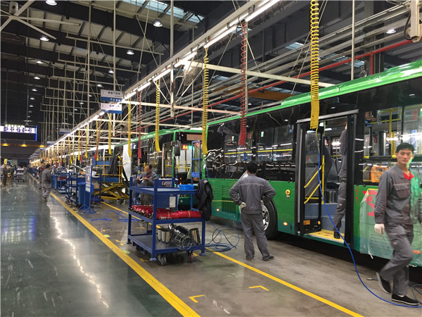 9、湖南株洲中車時代電動的工人正在為公交車進行最后檢修