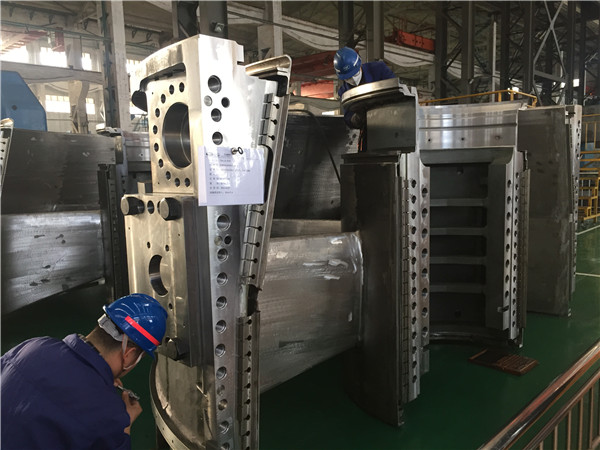 18、在宜昌船舶柴油機有限公司車間，工人們正在辛勤勞動。