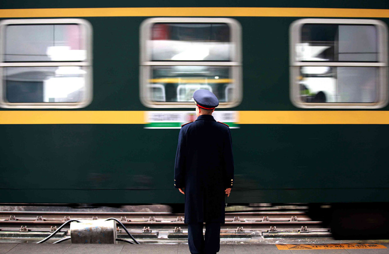 1��23�����磬�ɶ�վ����Ա�����¼��ش��˸�λ�����һ�졣����־ǿ �㣩