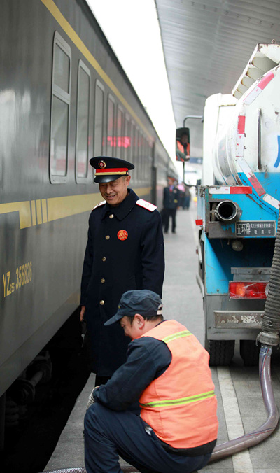 1��23�����磬�ɶ�վ����Ա�����¼��ش��˸�λ�����һ�졣����־ǿ �㣩