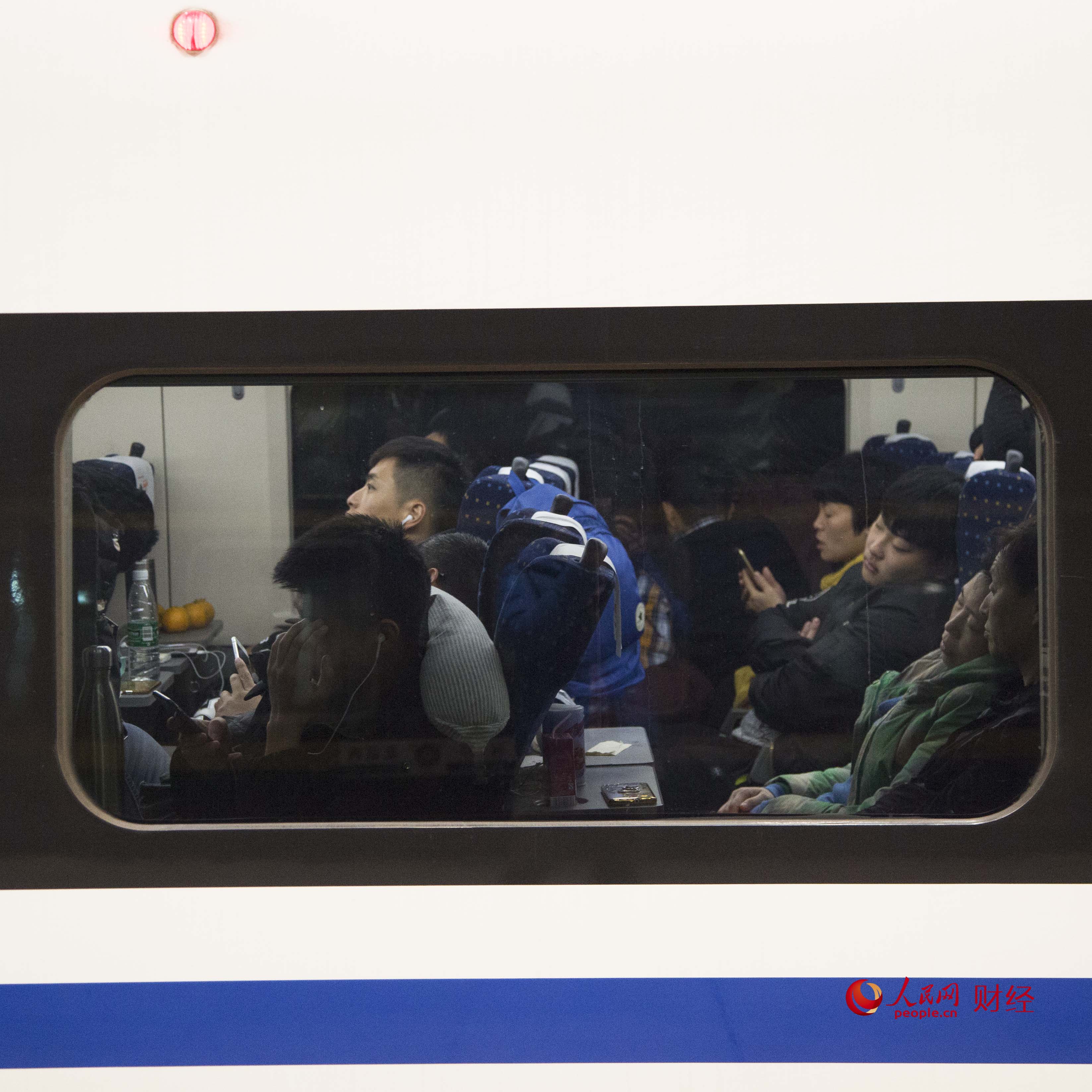 返京列車上的乘客。