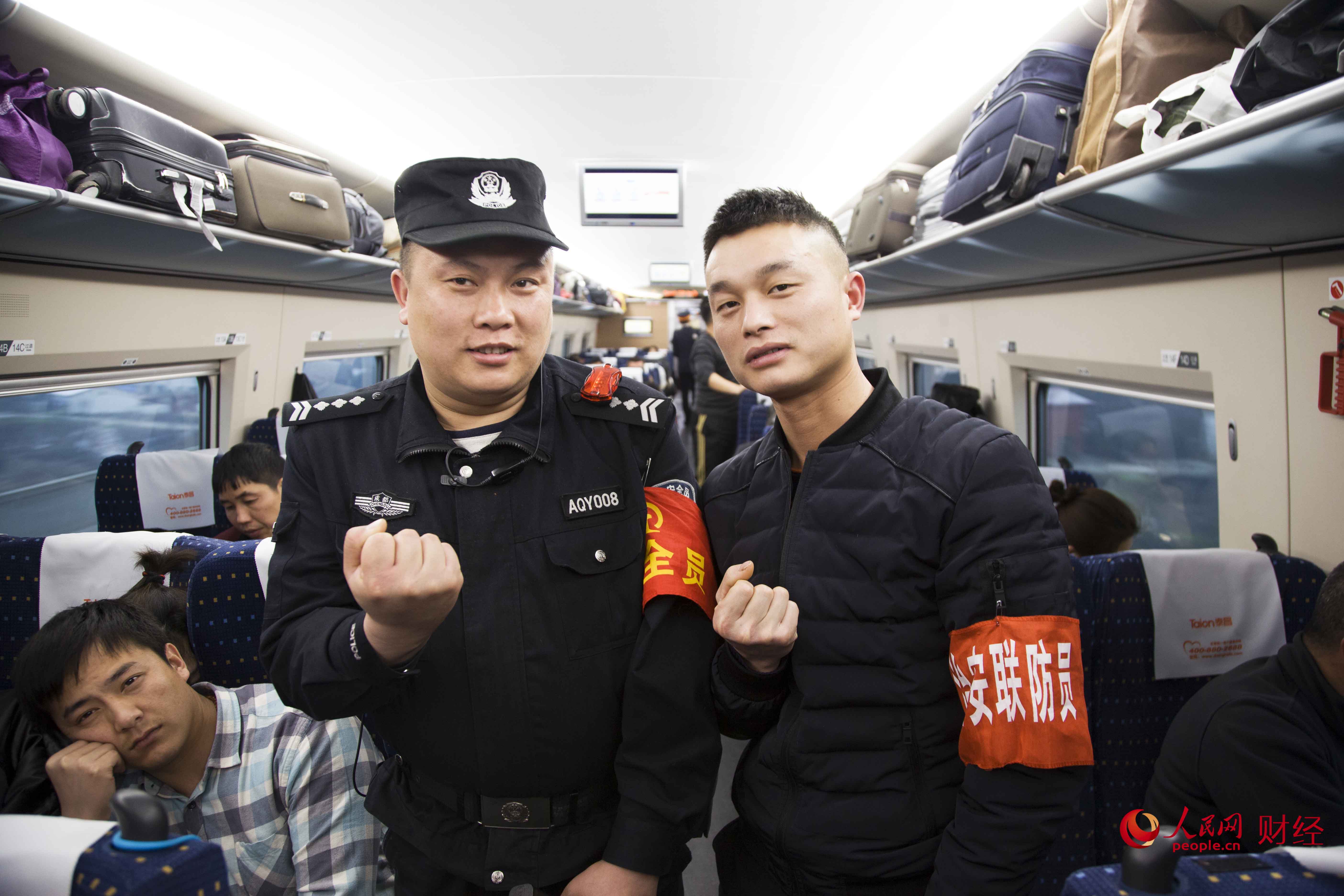 春運期間，列車還組織乘客當起了治安聯防員，以防有意外，可以請聯防員幫忙處理。