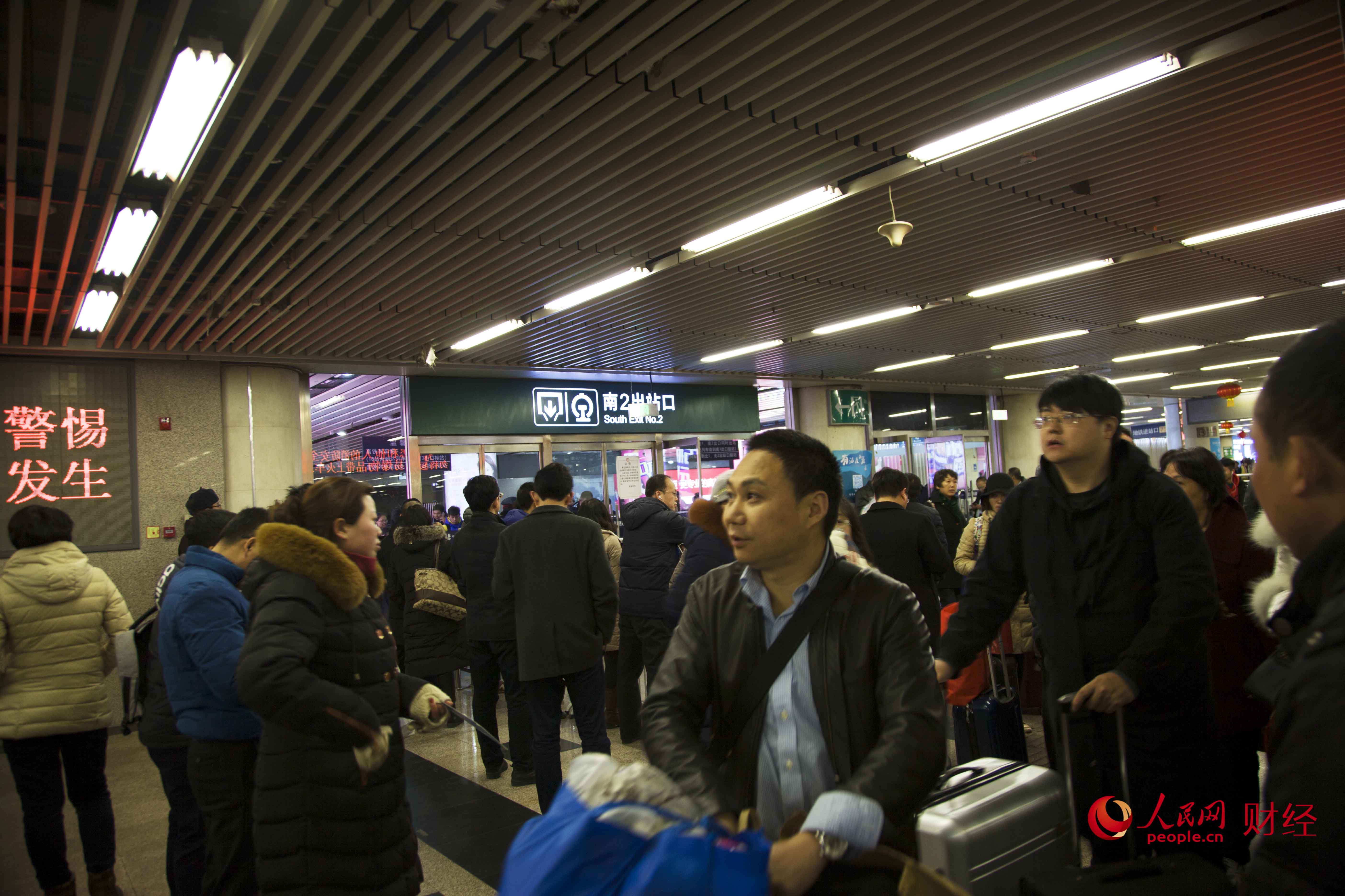 晚上9點41分，返京乘客到達北京，開始了這一年的北京生活。