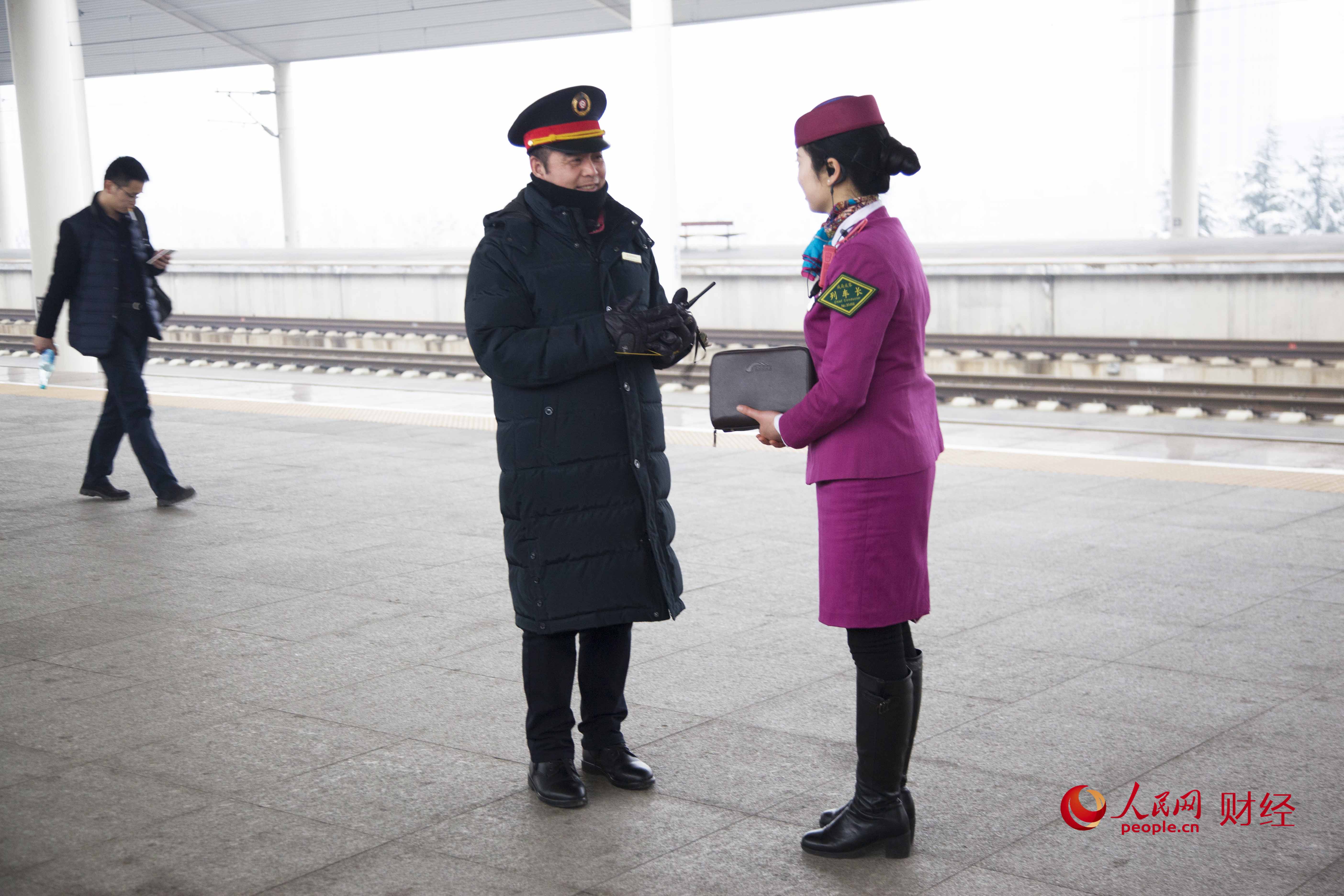 列車長周拉每到一個站，都要和該站的值班員進行工作的說明和交接。