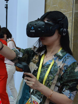 記者現場體驗VR裝置