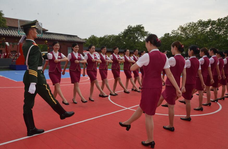 高鐵乘務組人員接受國旗護衛隊成員的隊列訓練