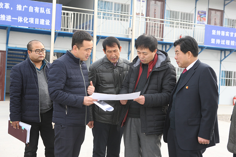 蘭州辦審計人員在甘肅省榆中縣易地扶貧搬遷項目工程建設現場調閱資料，實地了解項目進展情況。