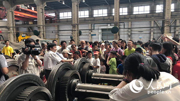 市民走进北京二七机车 体味老厂房老天车带来的历史沧桑感