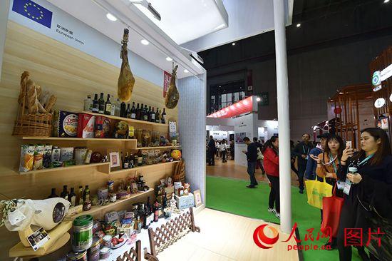 11月8日，在進博會食品及農產品展區，觀眾被琳琅滿目的進口食品深深吸引。（人民網記者 翁奇羽 攝）