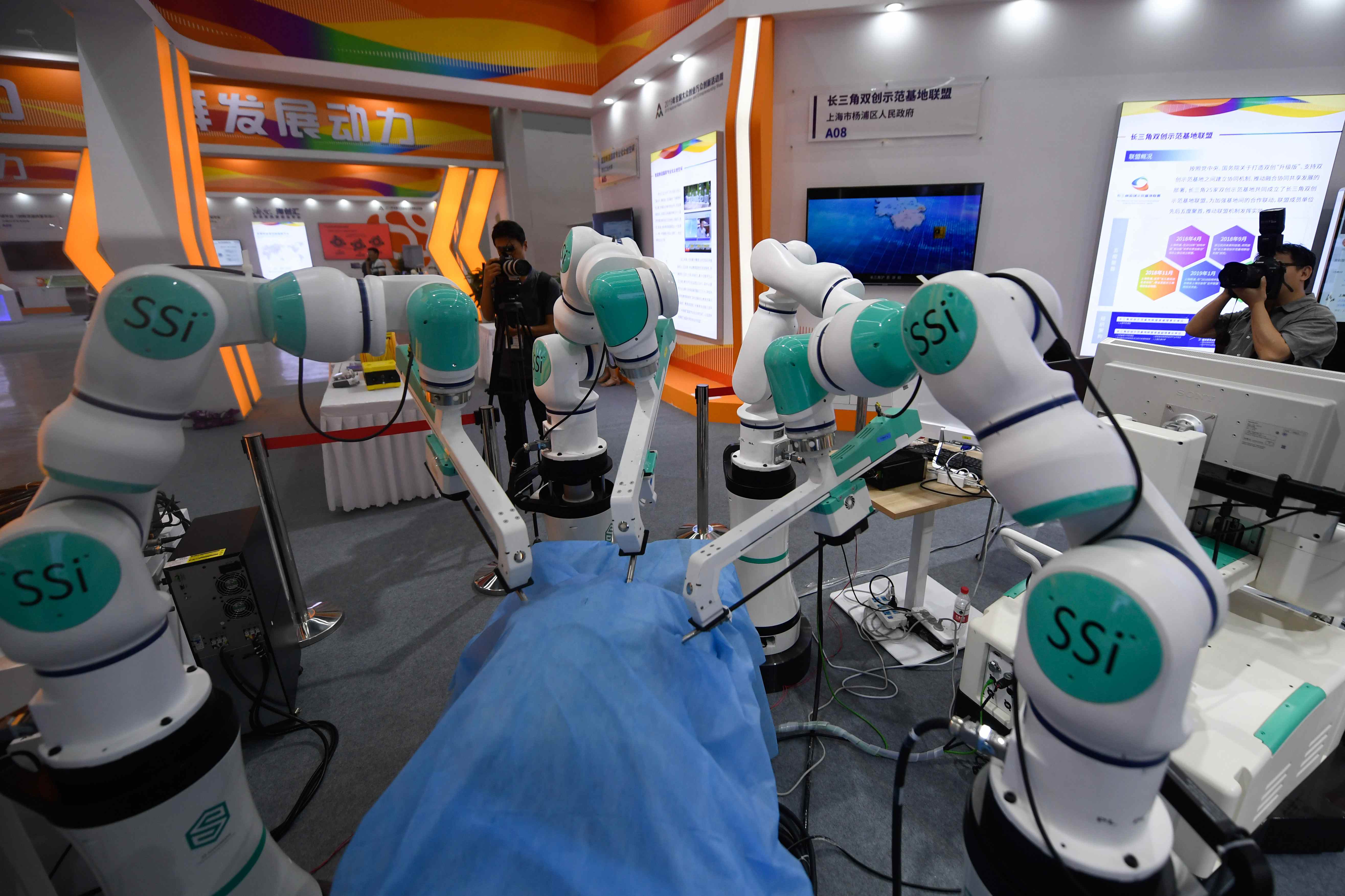 6月13日，在杭州“夢想小鎮”主會場拍攝的一套手術機器人設備。 