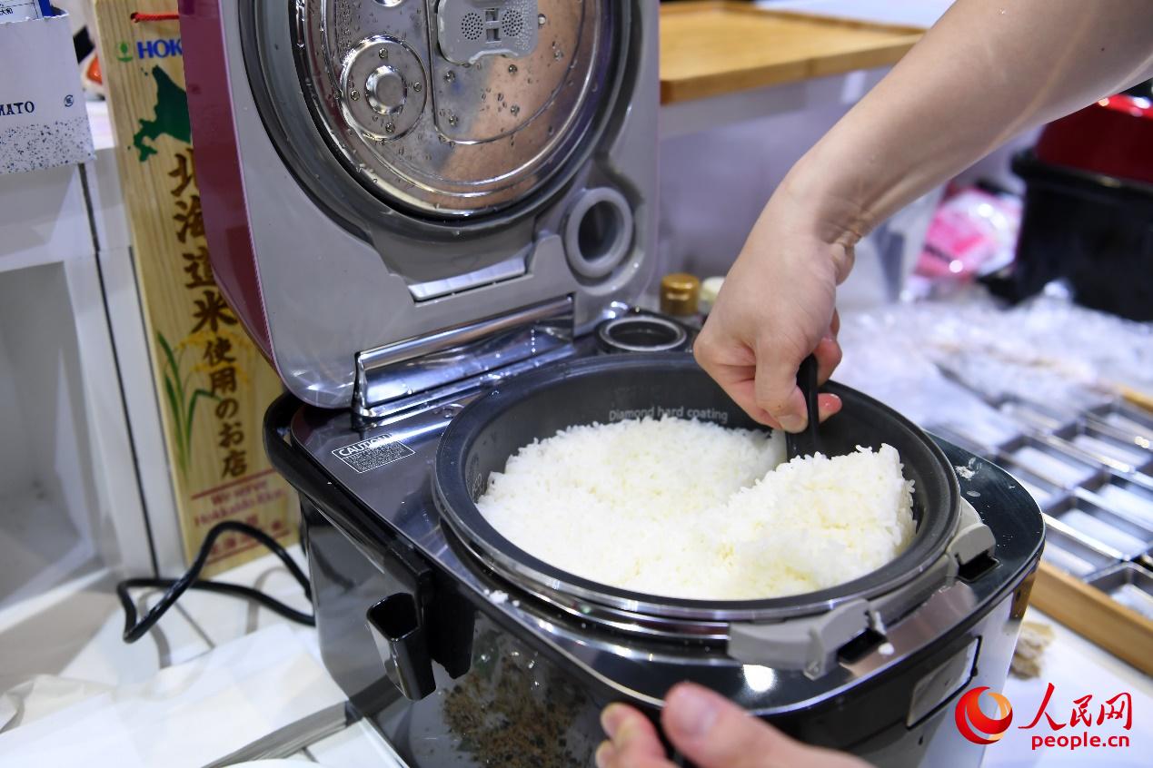 新鲜出锅的大米饭（人民网记者 翁奇羽摄）