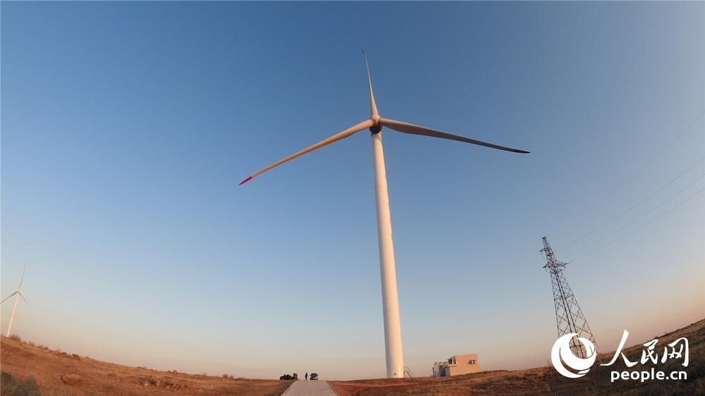 圖為國網冀北電力有限公司建設運營的國家風光儲輸示范工程選用的5兆瓦大容量風機。 朱鵬濤 攝
