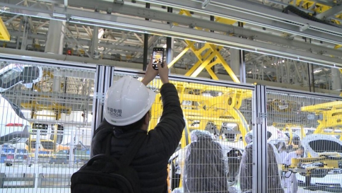 金康赛力斯两江智能工厂：超千台机器人实现高度无人化生产