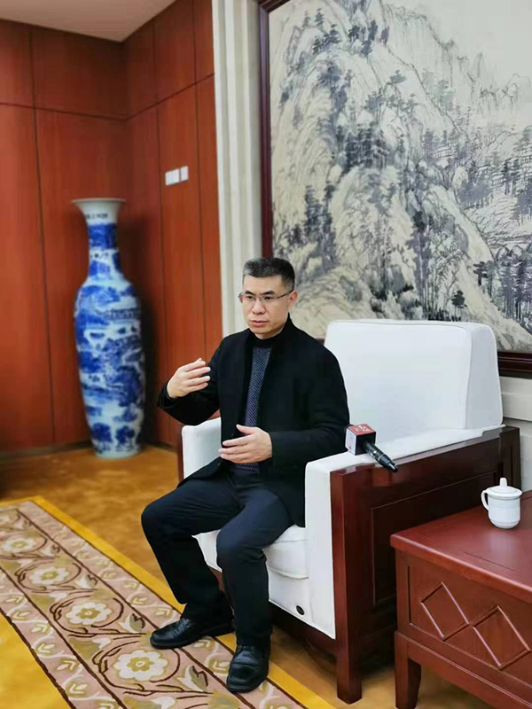 重慶工商大學經濟學院院長、長江上游經濟研究中心常務副主任李敬接受人民網記者專訪。唐勝宏攝