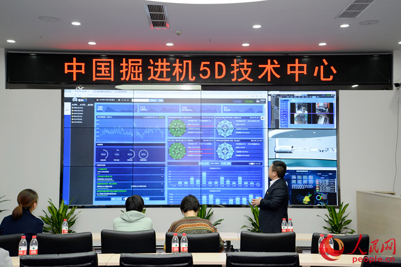 中鐵工服的“中國掘進機5D技術中心”內，工作人員向記者展示全國各地盾構機的調度系統。（人民網 鄂智超 攝）