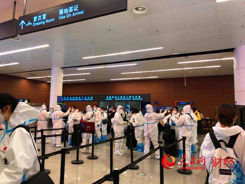 北京时间4月13日16：:00，王雪（化名）乘坐国航CA992次航班抵达沈阳。“欢迎回家！”入关后，工作人员一句暖心的问候，让她流下了感动的眼泪。