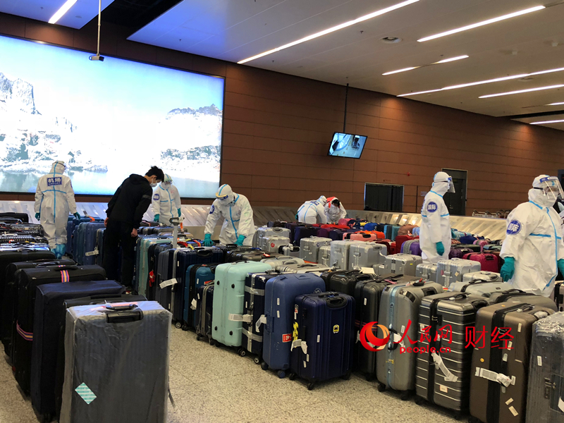 因为入关手续需要一些时间，工作人员把所有旅客的托运行李按照由深到浅、由大到小分类摆放好，入关出来一眼就能找到自己的行李。