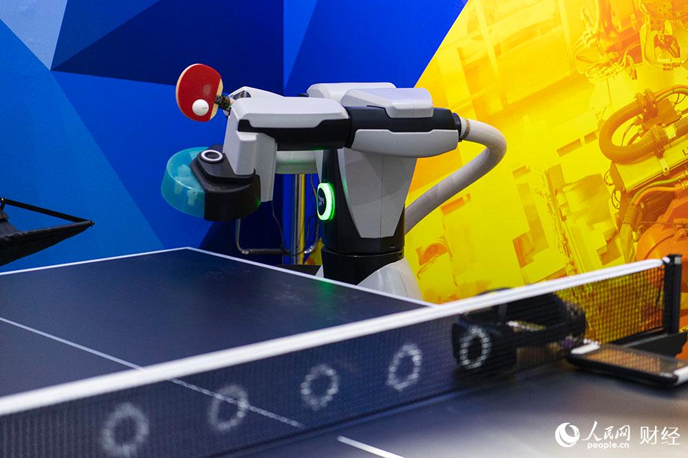 9月4日，在2020服貿會綜合展區，乒乓球機器人正在自動發球。（人民網記者 翁奇羽 攝）