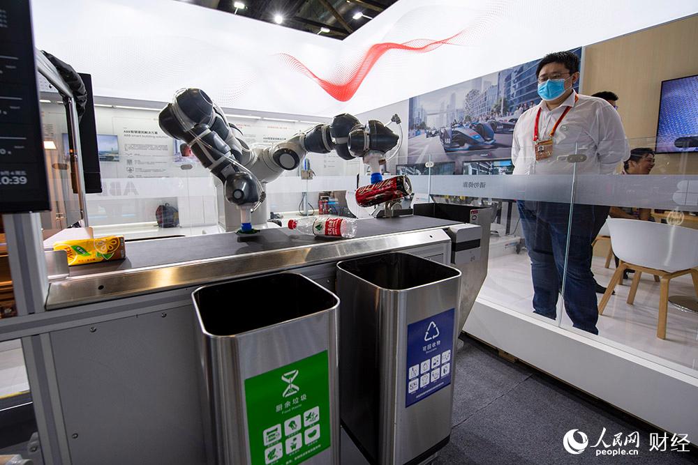 9月4日，在2020服貿會綜合展區，機器人正在自動分揀垃圾。（人民網記者 翁奇羽 攝）