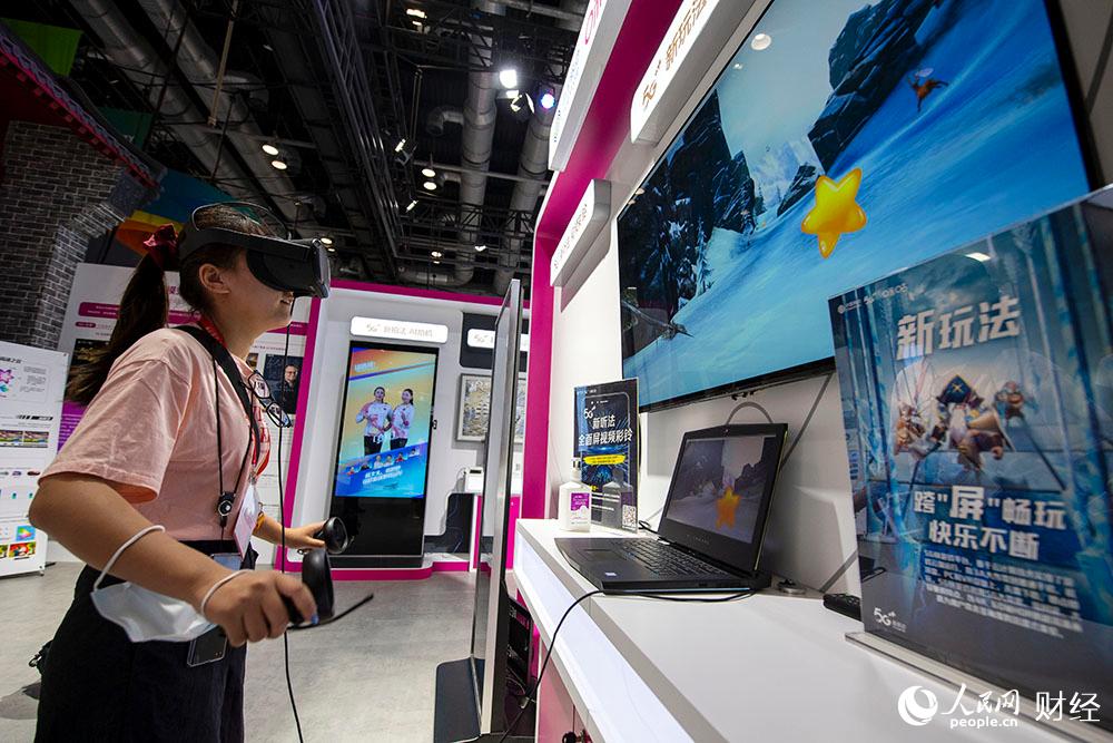 9月4日，在2020服貿會綜合展區，參觀者正在體驗VR互動游戲。（人民網記者 翁奇羽 攝）