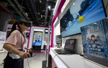 在2020服貿會綜合展區，參觀者正在體驗VR互動游戲